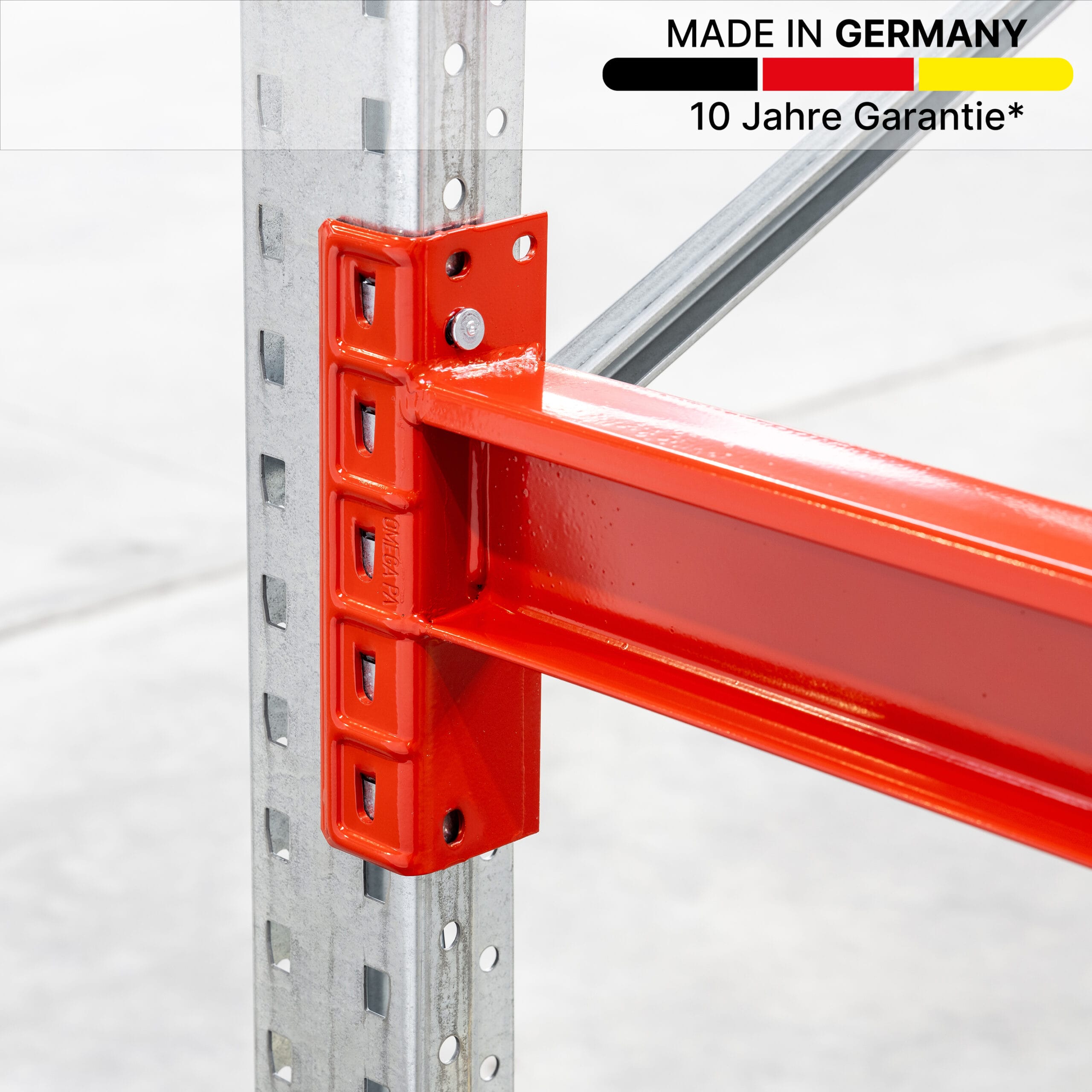 Detailansicht Lagerregal von RAECKS mit MADE IN GERMANY Sticker als Oualitätsmerkmal der Produkte